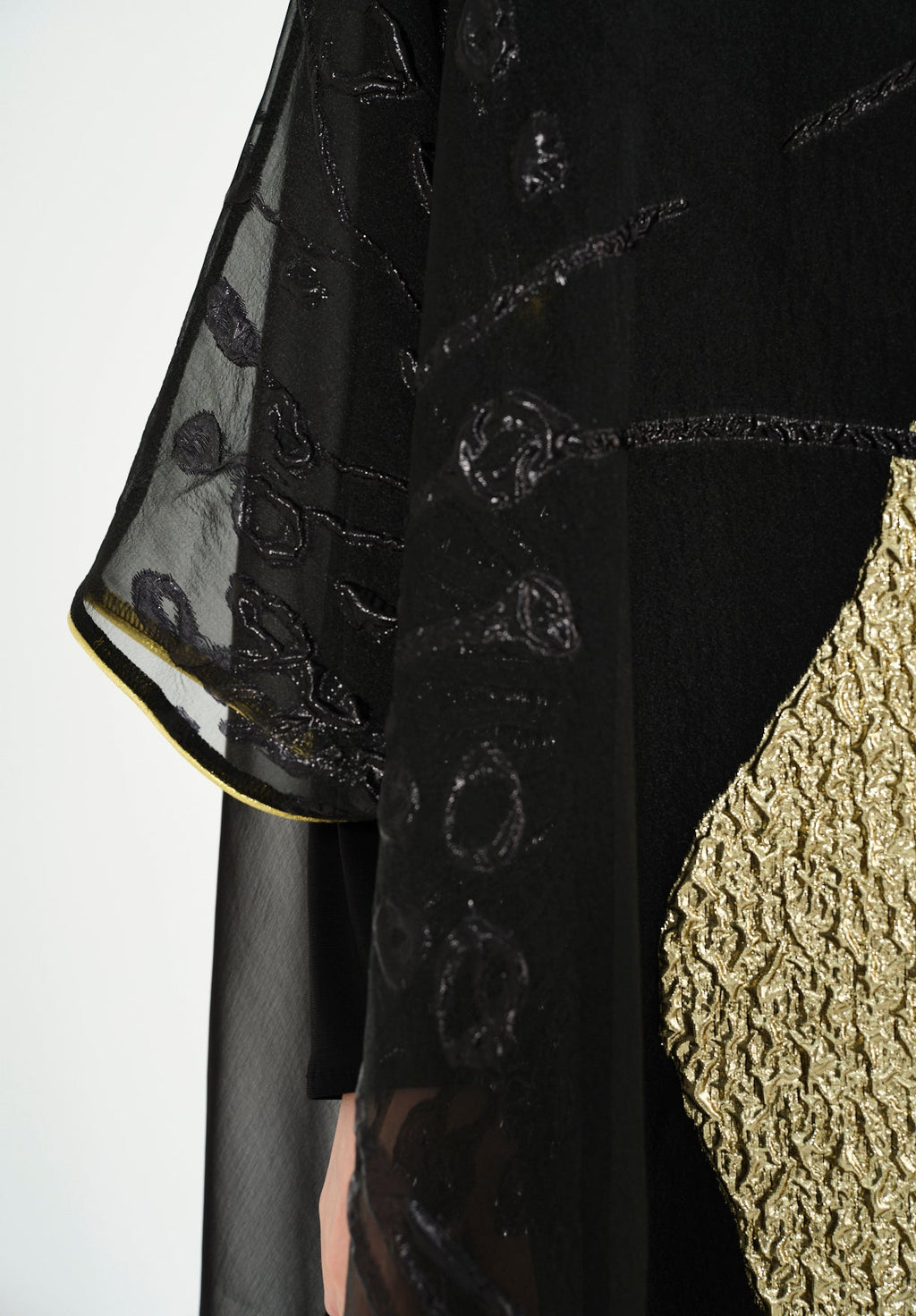 Beautiful Metallic Shaded Jalabiya With Round Neckline With Half Sleeves