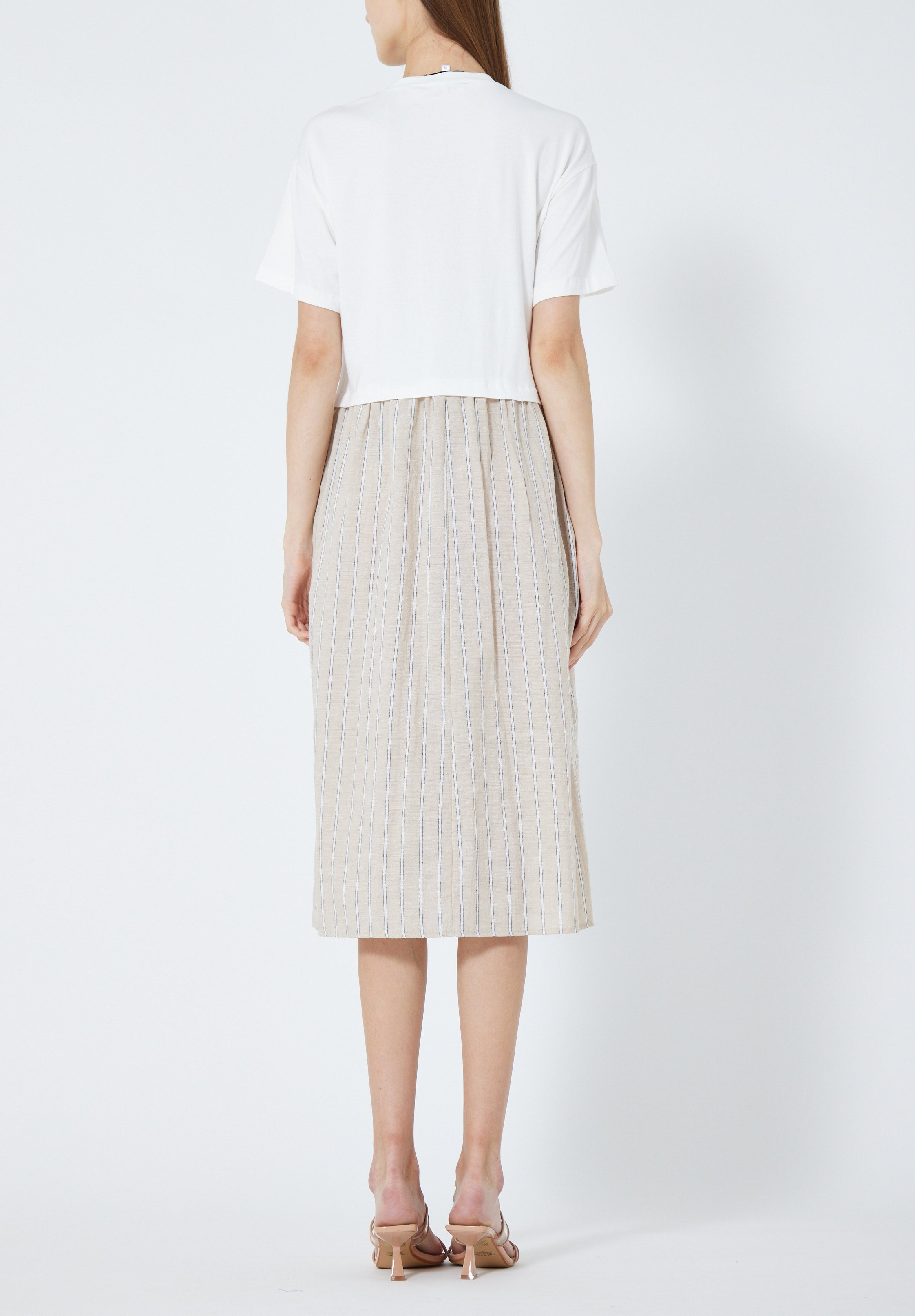 Simple And Elegant Midi Dress With Round Neckline With Short Sleeves