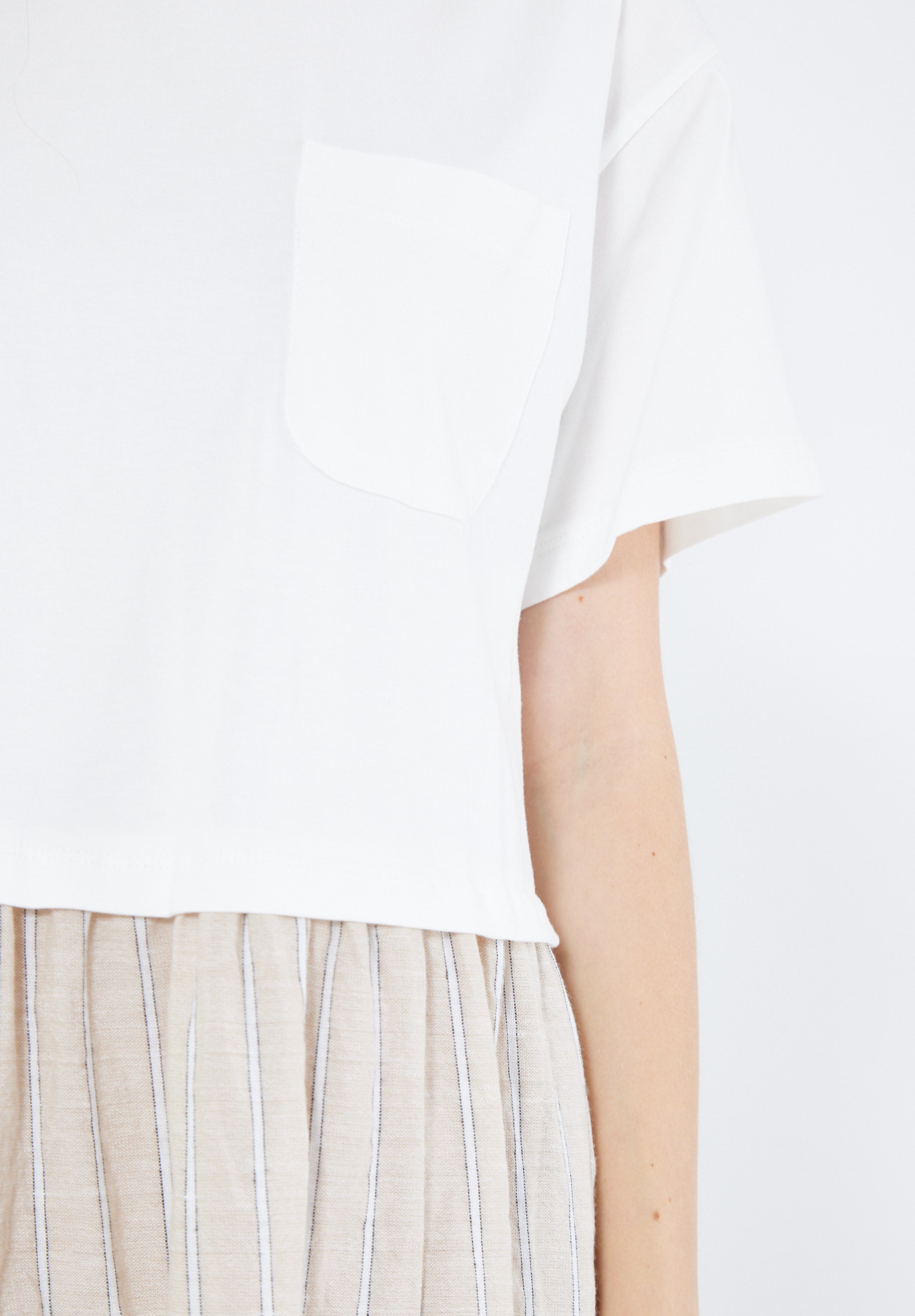 Simple And Elegant Midi Dress With Round Neckline With Short Sleeves