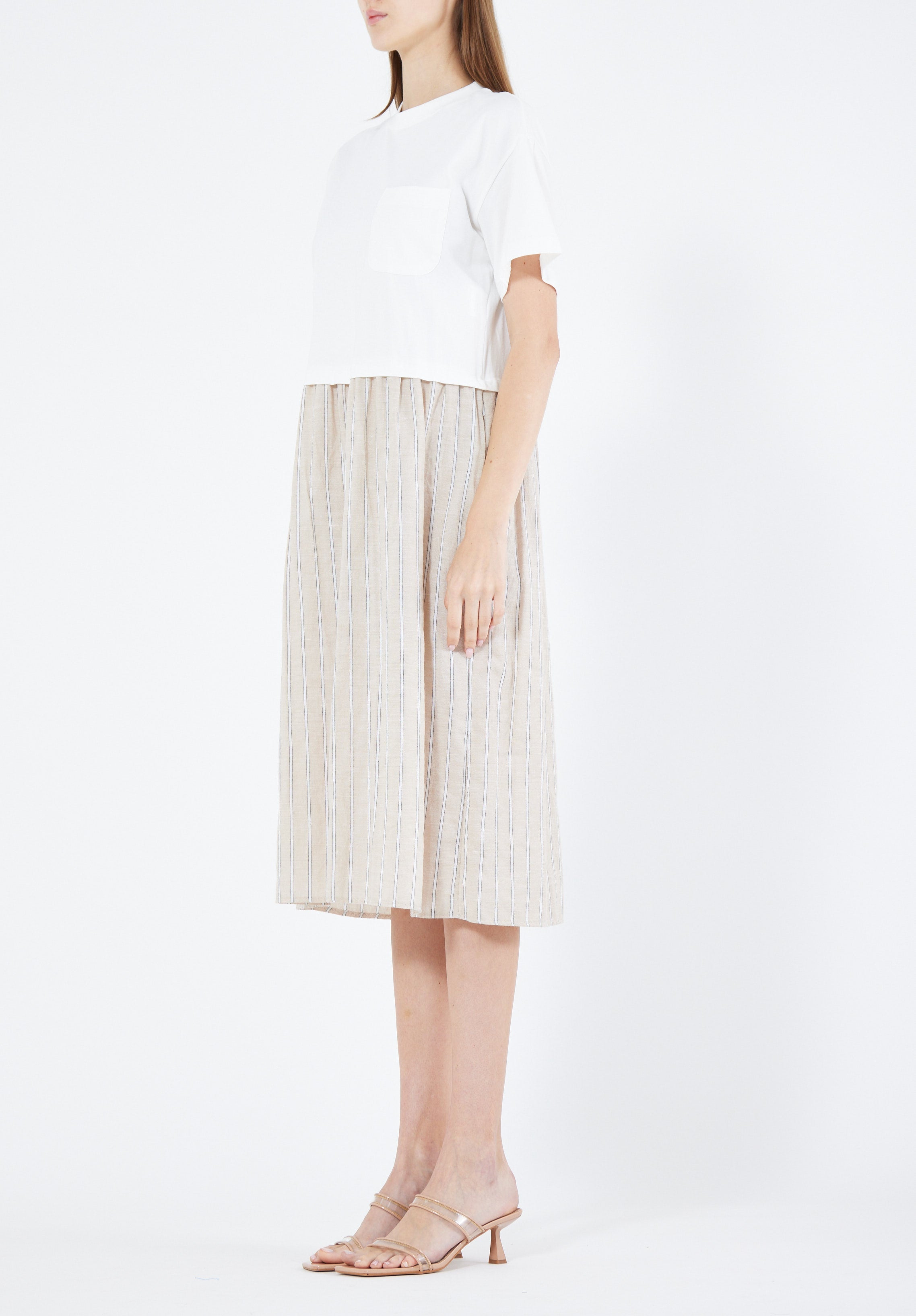 Simple And Elegant Midi Dress With Round Neckline With Short Sleeves