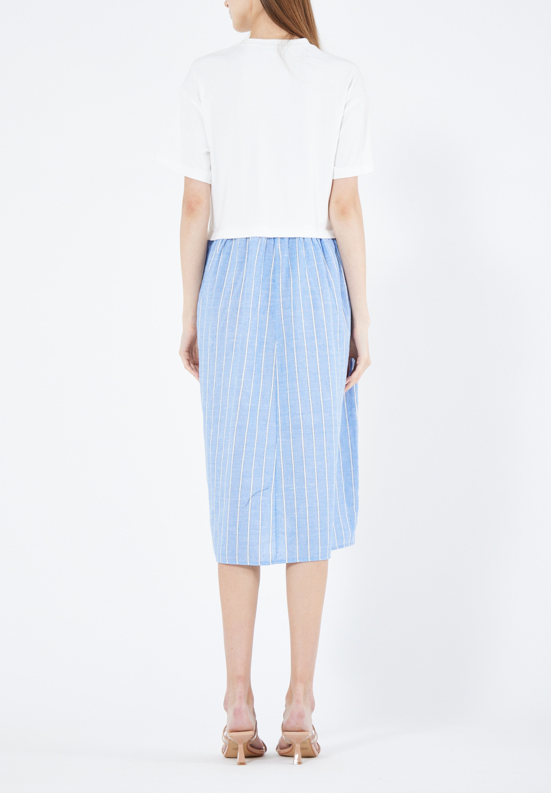 Simple And Elegant Midi Dress With Round Neckline With Short Sleeves